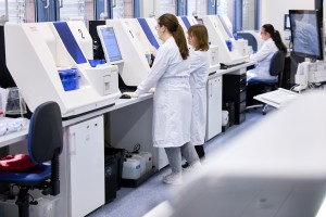 Drei Mitarbeiterinnen arbeiten im Speziallabor