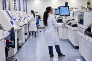Zwei Mitarbeiterinnen bedienen Laborger&auml;te im Speziallabor