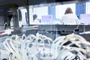 Sicht durch Ger&auml;t im Speziallabor auf zwei Mitarbeiterin